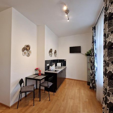 Reznicka Apartments Прага Екстериор снимка