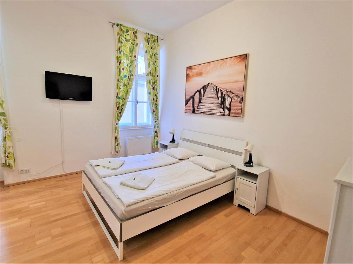 Reznicka Apartments Прага Екстериор снимка