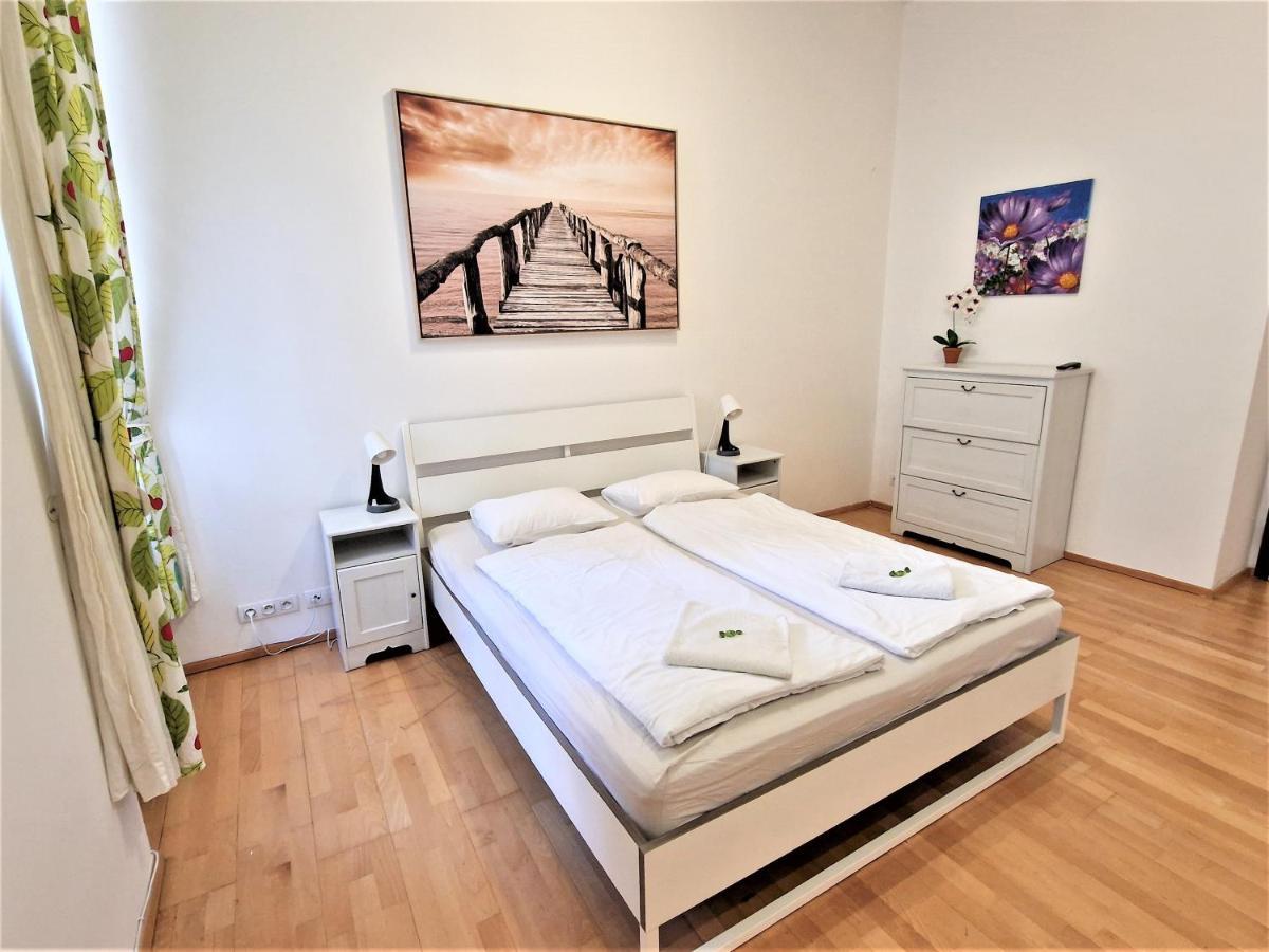 Reznicka Apartments Прага Екстериор снимка