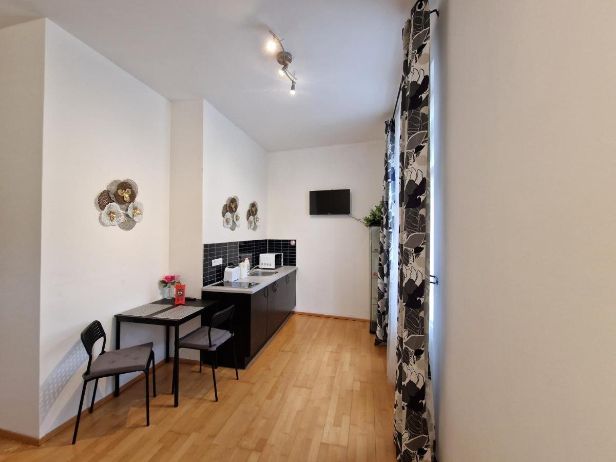 Reznicka Apartments Прага Екстериор снимка