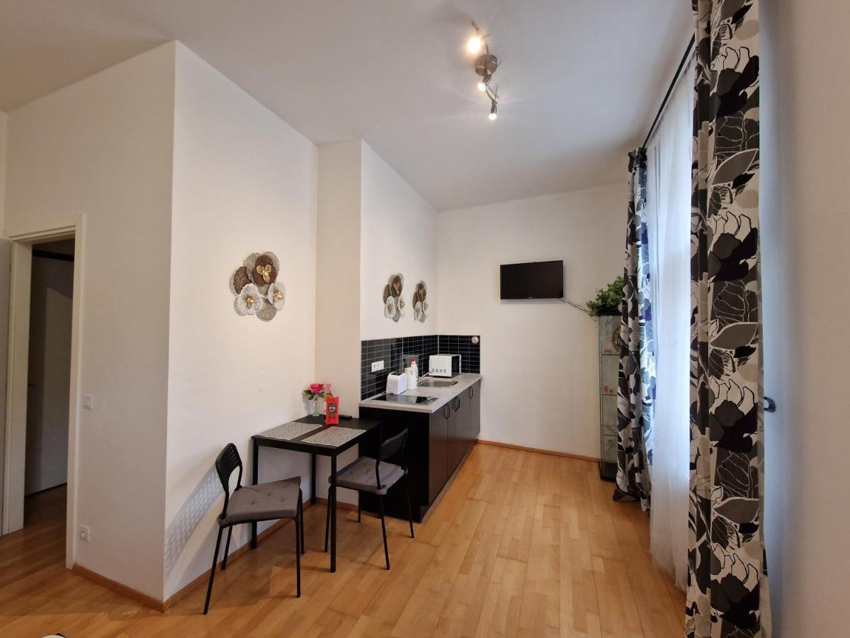 Reznicka Apartments Прага Екстериор снимка