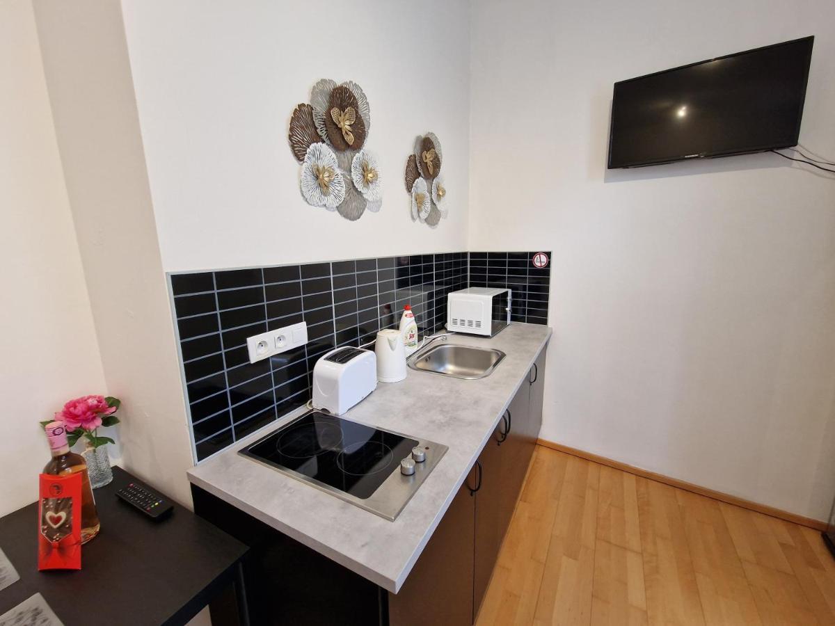 Reznicka Apartments Прага Екстериор снимка