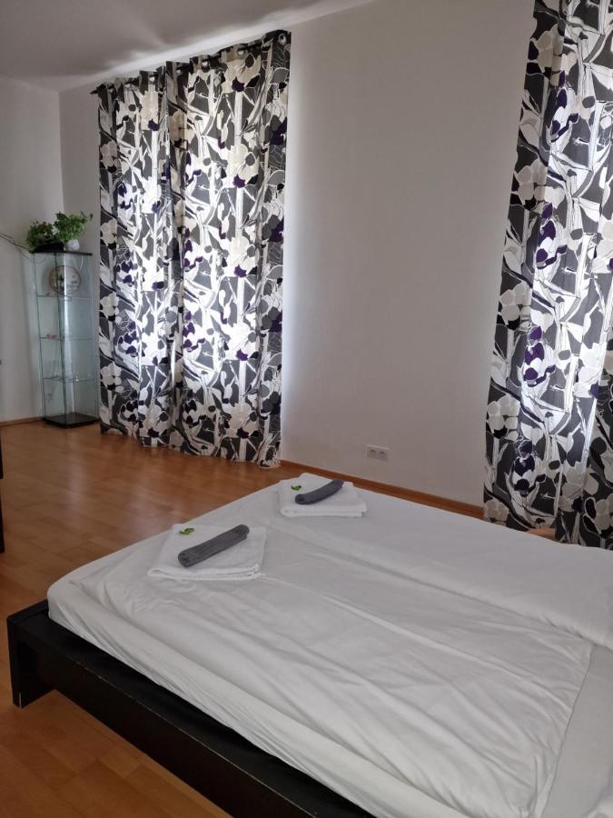 Reznicka Apartments Прага Екстериор снимка
