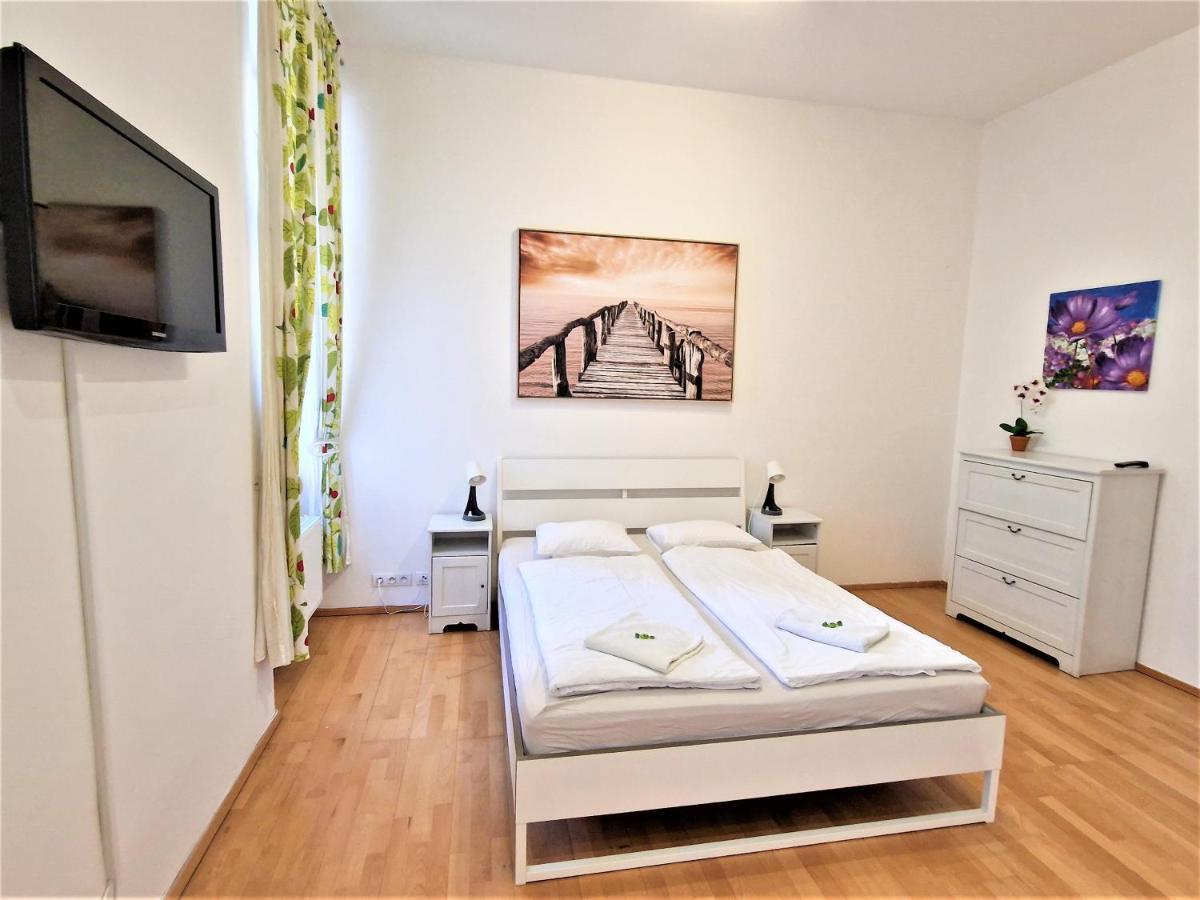 Reznicka Apartments Прага Екстериор снимка